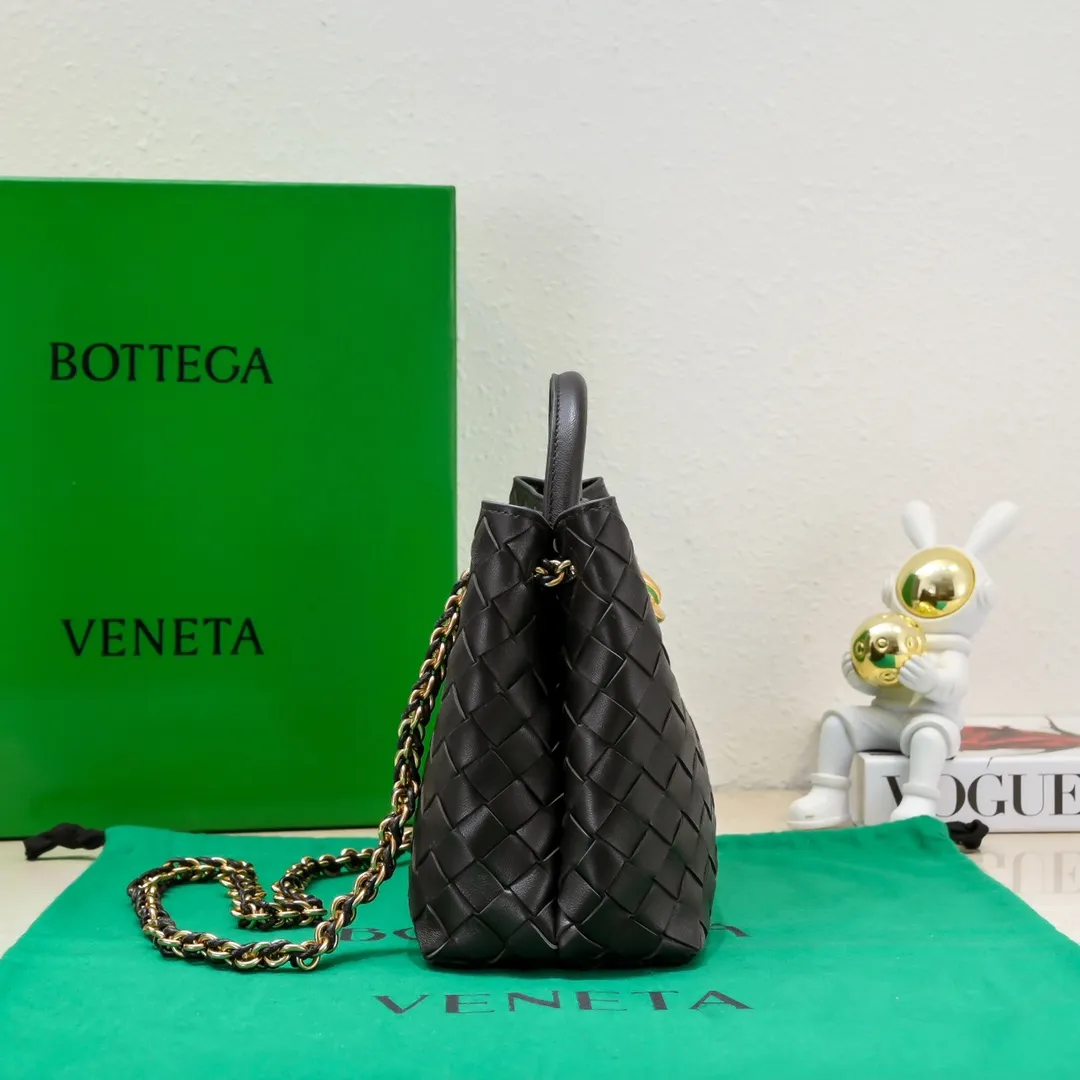 Batch 1960 BOTTEGA VENETA 2024 spring and summer new small ANDIAMO chain bag is also available! 🔥🔥I believe many friends have been waiting for a long time. The metallic chain adds a touch of sophistication to the original softness and elegance of Andiamo. The collision of classic craftsmanship and elegance creates a different kind of beauty. Style number: 6008 Size: 25*22*10.5cm